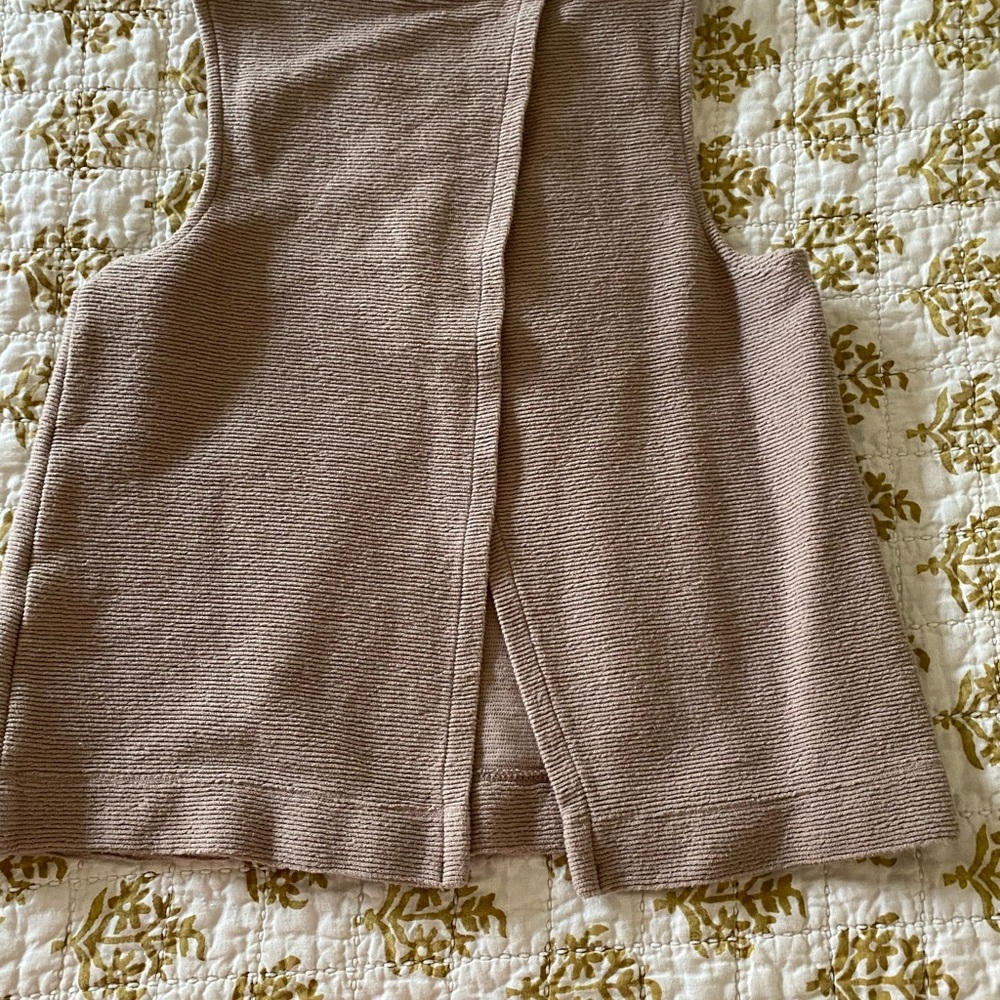 Texture & Thread Split-Back Shell Top - Picture 4 of 5